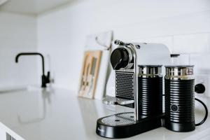 eine Kaffeemaschine auf einer Theke in der Unterkunft The Homestead in Berry