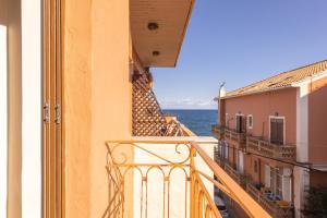 Cet appartement dispose d'un balcon offrant une vue sur l'océan. dans l'établissement Yria Hotel, à Zante