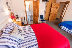 sypialnia z łóżkiem i czerwonym kocem w obiekcie Seawinds Bed and Breakfast w mieście Killybegs