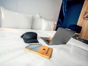 パライユ・ヴィエイユ・ポストにあるibis Styles Paris Orly Airportの帽子、ノートパソコン(キャップ付)、本