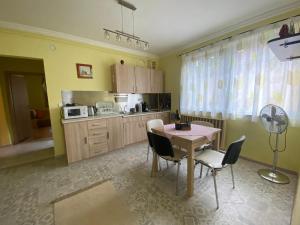 O bucătărie sau chicinetă la Eszter Apartman