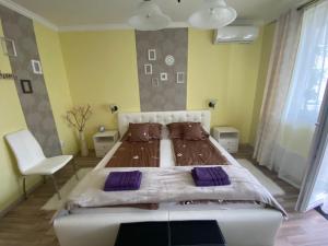 Un pat sau paturi într-o cameră la Eszter Apartman