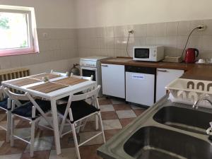 Una cocina o cocineta en Bakonyi Kemencésház