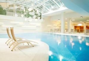 basen z krzesłami w budynku w obiekcie Hotel Mirna - Terme & Wellness Lifeclass w Portorožu