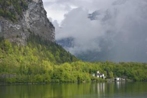 dom na brzegu jeziora przed górą w obiekcie Haus Franziska w Hallstatt