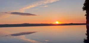 een zonsondergang boven een waterlichaam bij Casa BelaVista Penela - Charming Guest House - Adults Only in Penela