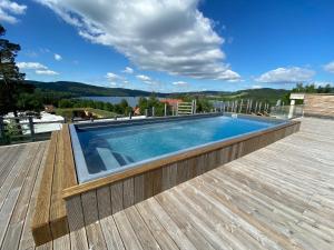 basen na tarasie domu w obiekcie JBX Resort Apartments Lipno w mieście Lipno nad Vltavou