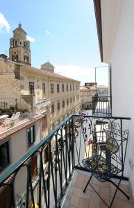 d'un balcon avec des chaises et une vue sur la ville. dans l'établissement Boutique Gimagì, à Amalfi