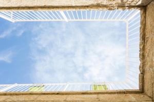 ein Fenster mit Blick auf den Himmel in der Unterkunft Le Grancìe in Porto Cesareo