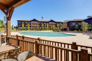 une terrasse avec une clôture en bois et une piscine dans l'établissement PortAventura Hotel Colorado Creek - Includes unlimited access to PortAventura Park & 1 access to Ferrari Land, à Salou