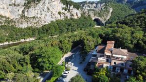 una vista aérea de una casa en las montañas en Le Belvedere, en Vallon-Pont-dʼArc