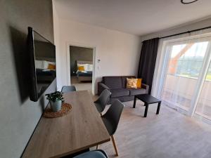 salon ze stołem i kanapą w obiekcie Wellness Apartmány Panorama w mieście Luhačovice