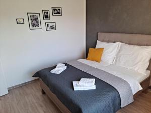 sypialnia z łóżkiem z dwoma ręcznikami w obiekcie Wellness Apartmány Panorama w mieście Luhačovice