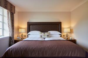 Giường trong phòng chung tại Macdonald Drumossie Hotel Inverness