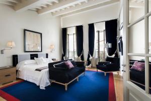 Habitación de hotel con 1 cama y 2 sillas en Palazzo Vecchietti - Residenza D'Epoca, en Florencia