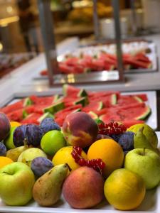 um monte de frutas em uma mesa em um buffet em Hotel Intermonti em Livigno