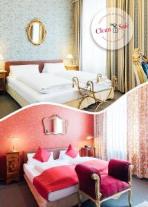 une chambre d'hôtel avec deux lits et un canapé dans l'établissement Das Kleine Hotel in ruhiger Stadtlage, à Wiesbaden