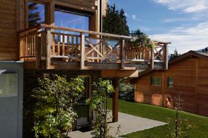 Сад в Crans Luxury Lodges