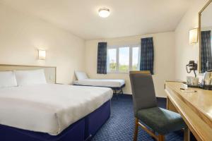 Days Inn Sutton Scotney North में एक कमरे में एक या कई बेड