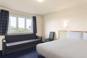 Days Inn Sutton Scotney North में एक कमरे में एक या कई बेड