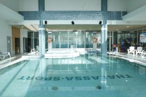 una gran piscina en un edificio en ECO-APARTMENTS LA MARINEDA, en Roses