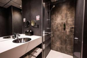 Bilik mandi di Flonk Hotel Groningen Zuid, BW Signature Collection