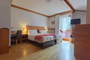 Giường trong phòng chung tại Hotel Croux