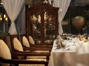 Un restaurante u otro lugar para comer en The Royal Surakarta Heritage - Handwritten Collection