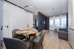 comedor y sala de estar con mesa y sillas en Level 24 - Sea & Sky View Apartment, en Odessa