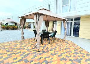 Un patio o zona al aire libre en BUGAZ GOLD апартаменти біля моря