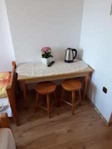 a small table with two chairs and a pot on it at Pod Tatarską Górą in Biały Dunajec