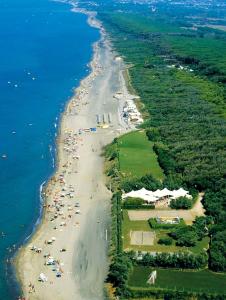 una vista aerea di una spiaggia con una folla di persone di Happy Camp mobile homes in Villaggio Camping Baia Domizia a Baia Domizia