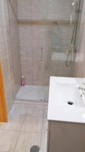 bagno con doccia e lavandino di Portus Ribeira House a Vila Nova de Gaia