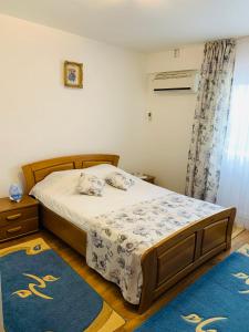 ein Schlafzimmer mit einem Bett und zwei Teppichen in der Unterkunft Alex & Maria in Cărpinişu