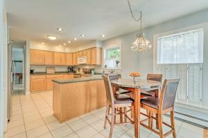 uma cozinha com mesa e cadeiras e uma sala de jantar em South Kingstown Vacation Rental 2 Mi to Beach! em South Kingstown