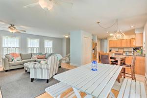 uma sala de estar com um sofá e uma mesa em South Kingstown Vacation Rental 2 Mi to Beach! em South Kingstown