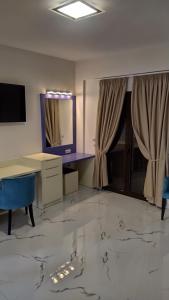 Cette grande chambre comprend un bureau et un miroir. dans l'établissement Augusta Methoni Hotel, à Methoni