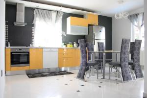 Dapur atau dapur kecil di Lux Villa