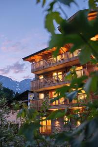 um edifício com varandas ao lado em AlpenParks Hotel & Apartment Hochkönig em Mühlbach am Hochkönig