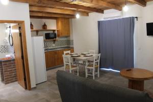 uma cozinha e sala de jantar com mesa e cadeiras em Quinta do Grande Lago em Reguengos de Monsaraz