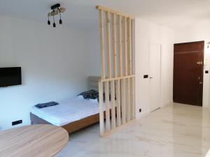 - une chambre avec un lit et un lit bébé dans l'établissement Apartment Cannes Gallia Grand Park, à Cannes