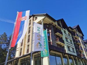 budynek z flagami przed nim w obiekcie Hotel Agape w mieście Zlatibor