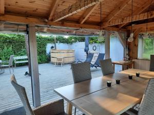 un patio con mesa de madera y sillas en Apartamenty Sielanka, en Olecko