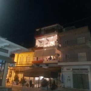 ein hohes Gebäude mit Balkon in der Nacht in der Unterkunft TSELIOS in Messini