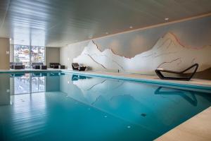 Бассейн в Belvedere Swiss Quality Hotel или поблизости