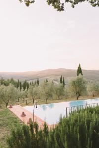 - une piscine avec vue sur les collines dans l'établissement Castello Di Meleto, à Gaiole in Chianti