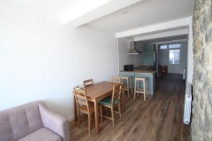 Svetainės erdvė apgyvendinimo įstaigoje Apartamentos El Muelle Comillas