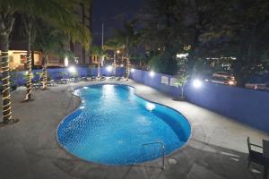 - une piscine d'eau bleue la nuit dans l'établissement Staybridge Suites Guadalajara Expo, an IHG Hotel, à Guadalajara