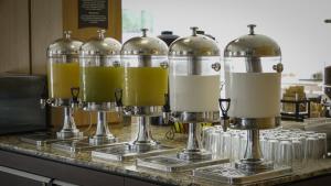 un groupe de boissons dans des bouteilles en verre sur un comptoir dans l'établissement Staybridge Suites Guadalajara Expo, an IHG Hotel, à Guadalajara