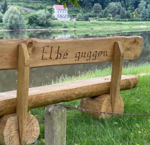 a wooden bench with the words elsie giger written on it at ElbPension & Ferienwohnung Sächsische Schweiz in Pirna